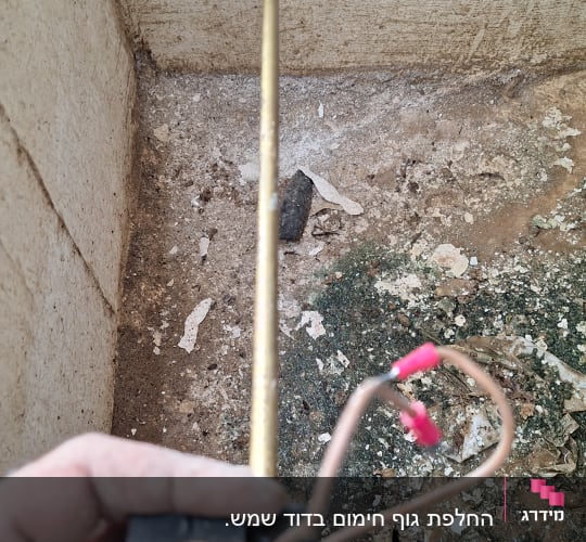 חוטי חשמל מחוברים לגוף חימום של דוד שמש